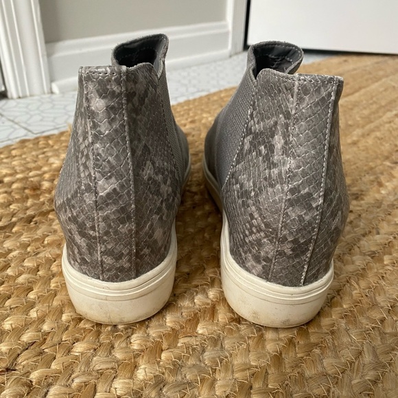 Steve Madden Grey Suede High Ankle Wedge Tennis Shoe Size 8.5 - Picture 3 of 5